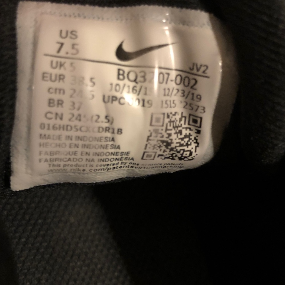 Nike Women's Black and White Sneakers. In good condition - Picture 5 of 6
